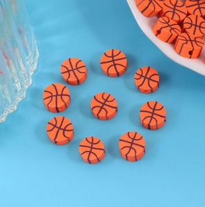 Macro-opname van oranje basketbal polymeerklei kralen voor het maken van DIY-sieraden