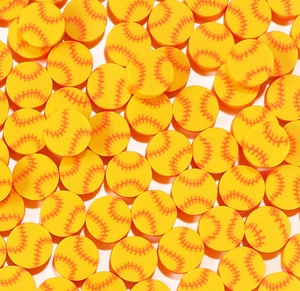 Macro-opname van gele honkbal kralen van polymeerklei met rode stiksels voor sieraden
