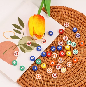 Détail de perles colorées en argile numérotées 1-15 pour la création de bijoux DIY