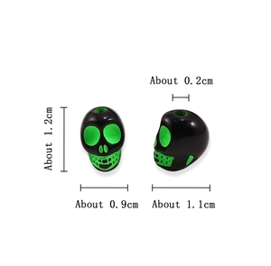 Détail de perles de crâne en acrylique noir et vert avec dimensions précises indiquées