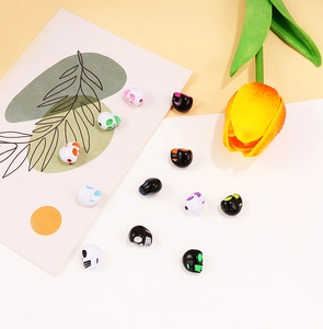 Perles têtes de mort en acrylique pour bijoux DIY avec tulipe décorative sur fond doux