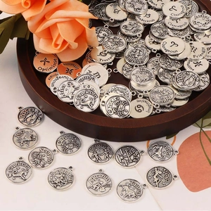 Detailweergave van vintage zilveren sterrenbeeld hangers voor DIY sieraden maken