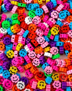 Gros plan de perles colorées à smiley étoilé pour la création de bijoux DIY