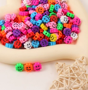 Gros plan de perles fleurs souriantes en pâte polymère colorée pour bijoux DIY