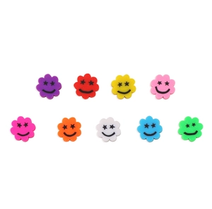 Vue à plat de perles colorées en forme de fleurs souriantes pour bijoux DIY