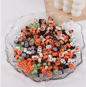 Dettaglio ravvicinato di perline colorate di Halloween in argilla in una ciotola