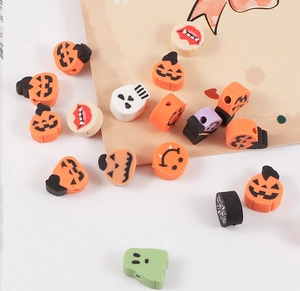 Vista macro di perline Halloween in argilla con zucca e fantasma per gioielli DIY