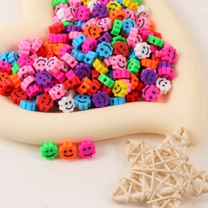 Perles en forme de fleur avec sourires étoilés pour la création de bijoux DIY colorés