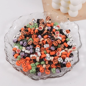 Perline di Halloween in pasta polimerica con fantasmi e zucche in ciotola di vetro