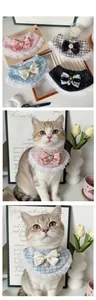 Gros plan de bavoirs en tweed pour animaux avec dentelle et nœud en rose, bleu et carreaux