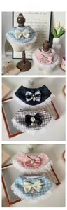 Détail du collier pour animal en tweed avec bordure en dentelle et nœud de camélia perlé