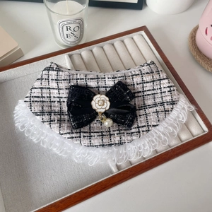 Détail du collier pour animal en tweed avec nœud noir, camélia et dentelle