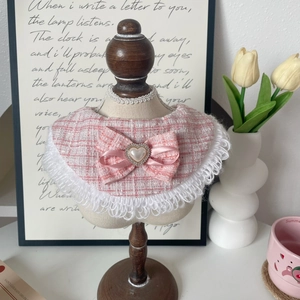 Détail du collier pour animaux en tweed rose avec bouton cœur et bordure en dentelle