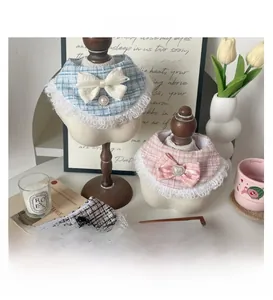 Détail de bavoirs en tweed pour animaux avec dentelle, nœuds et perles