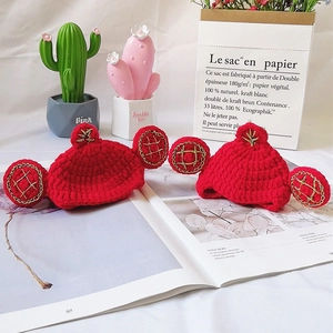 Cappello per Animali Lavorato a Mano a Maglia Rosso Festivo all'Uncinetto per Gatti Con Design Orecchie Ricamate in Oro