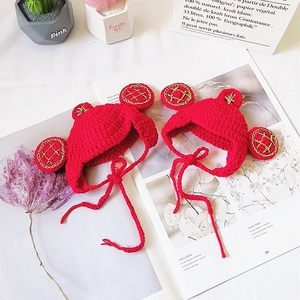 Cappelli rossi per gatti fatti a mano con ricami di monete d'oro e nastri decorativi