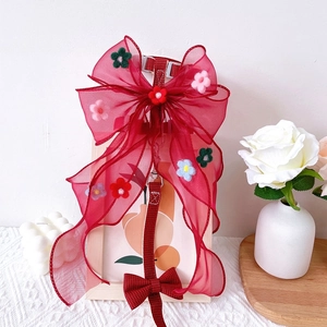 Details zum burgunderroten Brustgeschirr mit Organza-Schleife und Filzblumen-Deko