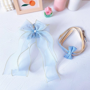 Detail von blauem Karo-Haustiergeschirr mit Organza-Schleife, Perle und gelben Akzenten