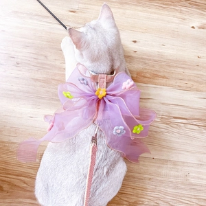 Rosa kariertes Katzen-Geschirr mit großer lila Organza-Schleife und bunten Strickblüten