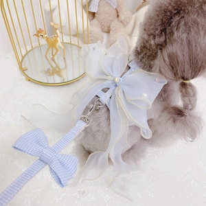 Detail des blauen Katzen-Geschirrs mit großer Organza-Schleife und Perlen-Applikation
