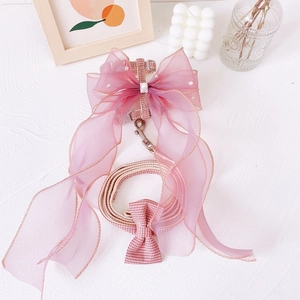 Detailansicht vom Katzen-Geschirr mit großer rosa Organza-Schleife und Perle auf Karo