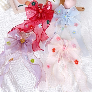 Detailansicht des Elfen-Stil Haustier-Geschirrs mit großer Organza-Schleife und bunten Blumen