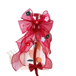 Blumen-Haustiergeschirr mit großer roter Organza-Schleife und bunten Filzblumen