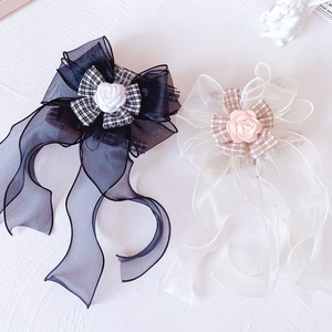 Detailansicht der geschichteten Organza-Katzengeschirr-Schleife mit Rose in Schwarz und Creme