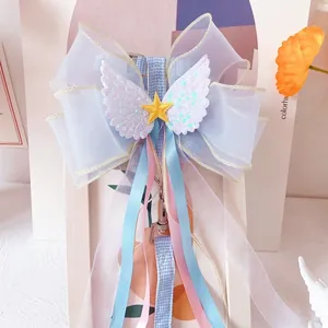 Detail der Katzen-Geschirr-Schleife aus blauem Organza mit Pailletten und Engelsflügeln