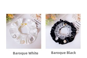 Détail de colliers baroques pour animaux en satin et dentelle avec diamants cœur