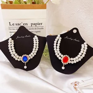 Collana di perle a doppio strato per animali con pendenti in pietre preziose rosse e blu