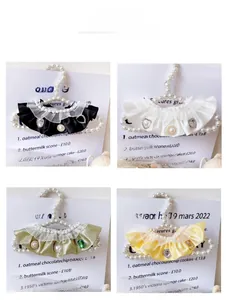 Affichage de colliers pour animaux en dentelle avec satin et ornements de perles