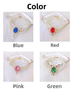 Dettaglio di collari di perle a doppio strato per animali con gemme blu rosse rosa e verdi