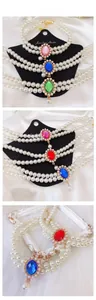 Dettaglio della collana di perle multistrato per animali con gemma vintage