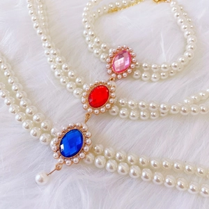 Collana a doppio filo di perle per animali con pendenti gioiello vintage rosa, rossi e blu