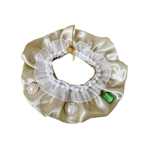 Collier baroque pour animaux avec dentelle, satin, perles et pierre taillée en émeraude