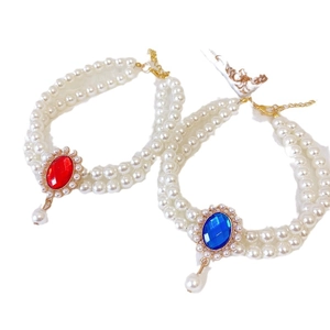 Collana a doppio strato di perle per animali con ciondoli in pietre preziose rosse e blu
