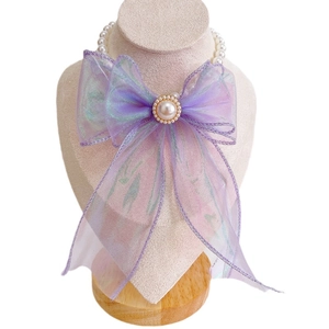 Elegante parelketting voor huisdieren met grote lavendel organza strik op wit modelstatief