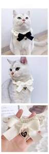 Détail d'un collier tricoté pour animaux avec nœud en satin et pendentif perle cœur