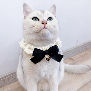 Collier pour chat fait main en crochet avec nœud satiné noir et pendentif cœur doré