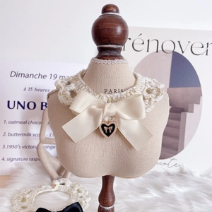 Collier artisanal crocheté pour animaux avec nœud doré et pendentif en cœur