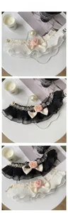 Détail du collier en dentelle pour animaux avec rose en soie et nœud papillon rétro