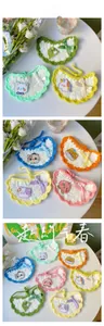 Détails de bavoirs crochetés pour animaux avec motifs cartoon et rubans réglables
