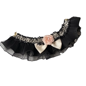 Collier élégant en dentelle pour animaux avec mousseline noire et rose en soie rose