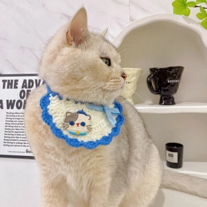 Bavoir fait main au crochet pour chat avec patch chaton et ruban bleu sur chat British