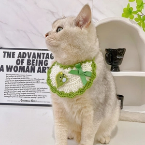 Bavoir tricoté main pour animaux avec patch dinosaure et nœud pour chats et chiens