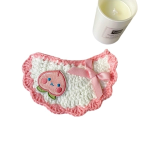 Bavoir au crochet pour animaux avec bord rose volanté et écusson de pêche sur fond blanc
