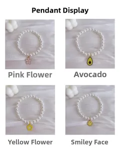Detailansicht der Perlenketten für Haustiere mit Blumen, Avocado und Smiley-Gesicht-Anhängern
