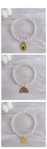 Detailansicht von drei Perlenhalsketten für Haustiere mit Avocado- Regenbogen- und Blumenanhängern