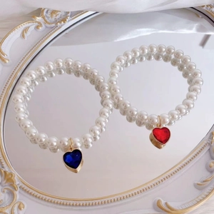 Elegant cat pearl necklace with vintage heart gemstone pendant in blue and red